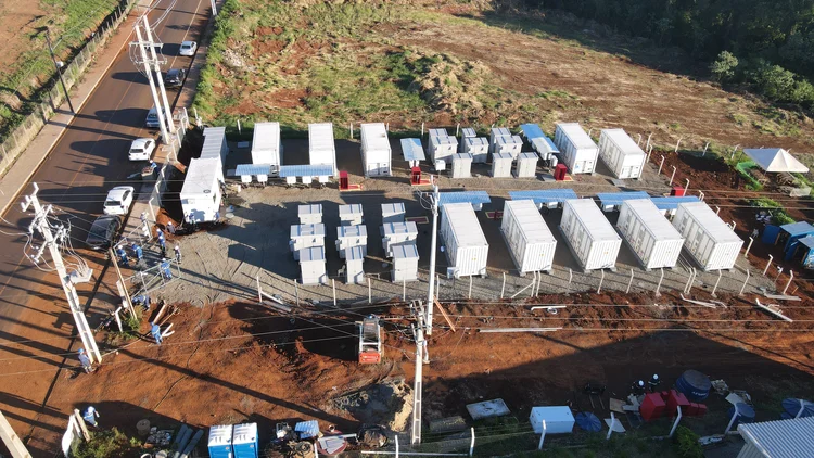 Entre apagões e excesso de energia, baterias chegam à distribuição no Brasil pela primeira vez