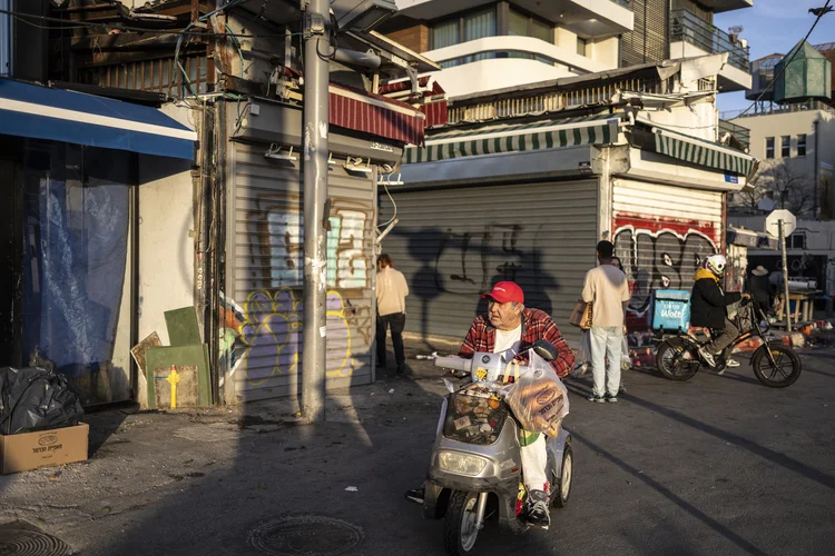 Entregadores de comida seguem trabalhando mesmo sob bombardeios no Golfo