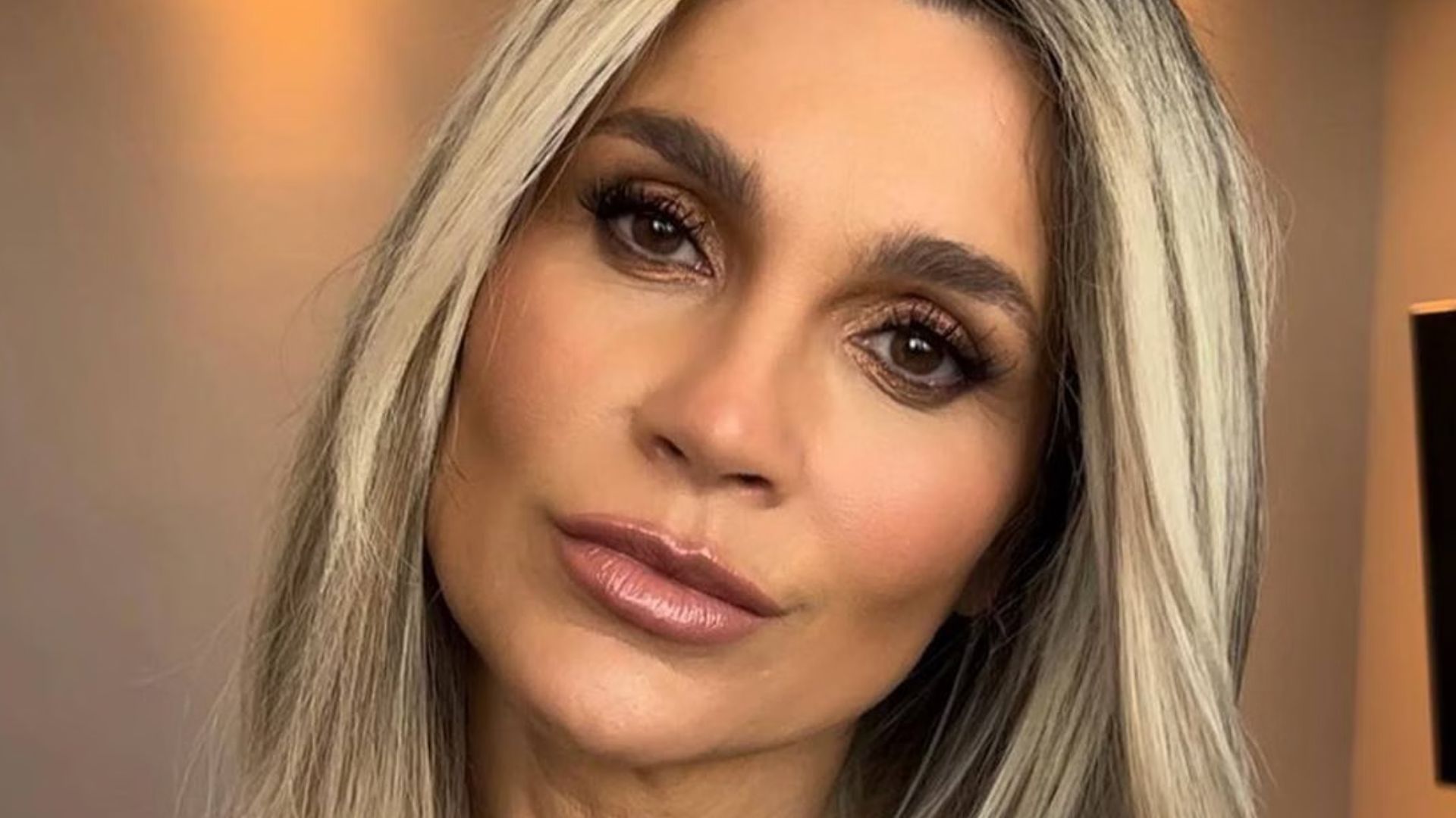 Errou no look? Flávia Alessandra aposta em vestido diferentão para celebrar seus 52 anos