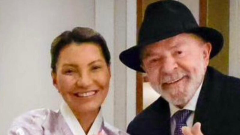 Errou? Roupa de Janja vira piada em evento: ‘Capa de botijão’