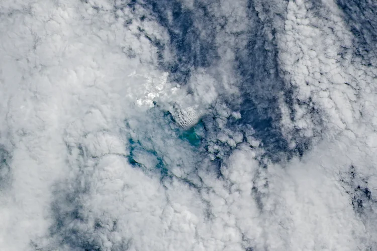 Erupção de vulcão submarino pode formar nova ilha no Pacífico