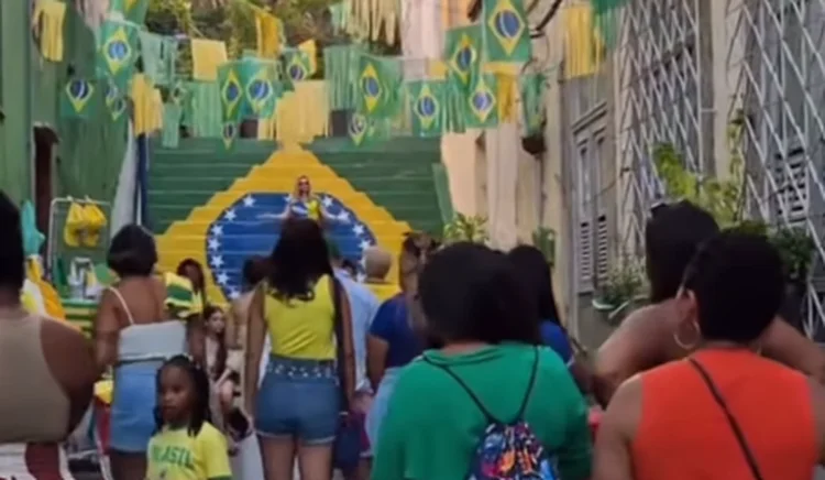 Escadaria com bandeira do Brasil atrai fila de turistas no Rio; veja onde fica