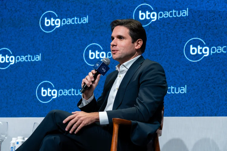 Escala 6x1 deverá ser votada até maio, diz Hugo Motta