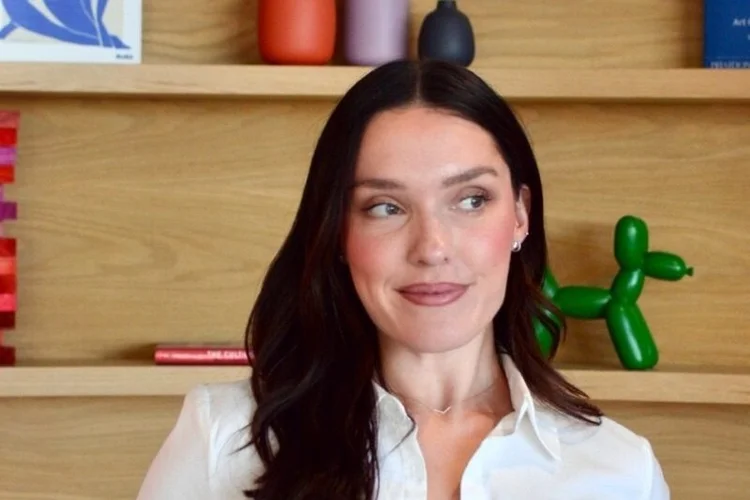 Essa executiva gen Z usou salário de seis dígitos para fortalecer caixa e lançar nova startup de IA