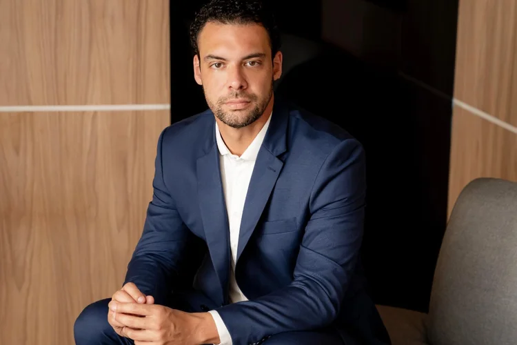 Esse analista acredita em dólar abaixo de R$ 5 mesmo com eleições — mas sem guerra