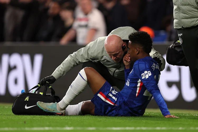 Estêvão fora da Copa? Atacante sofre lesão muscular e deixa jogo entre Chelsea e Manchester United