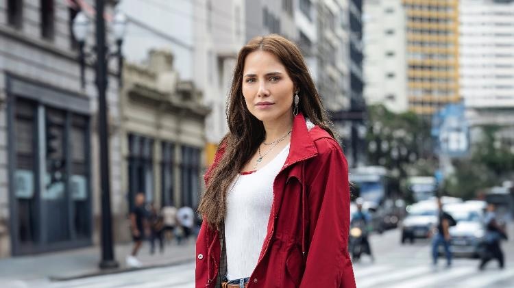 Estrela de ‘Quem Ama Cuida’, Letícia Colin causa de biquíni na praia: ‘Não tem’