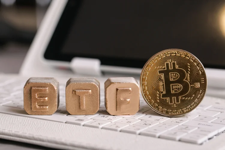 ETFs de bitcoin registram maior saída do mês