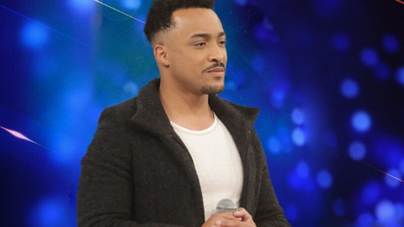 Ex-cantor do Raul Gil chora em estreia de show após cirurgia no cérebro; veja