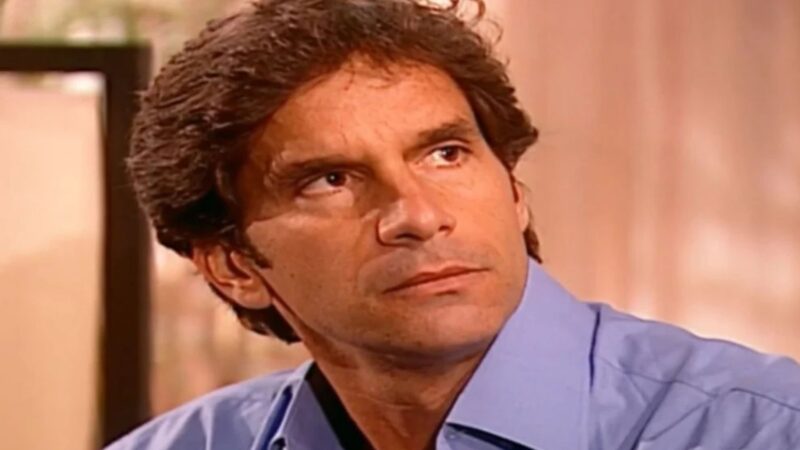 Ex-galã de ‘O Clone’ impressiona com novo corte de cabelo em flagra; veja