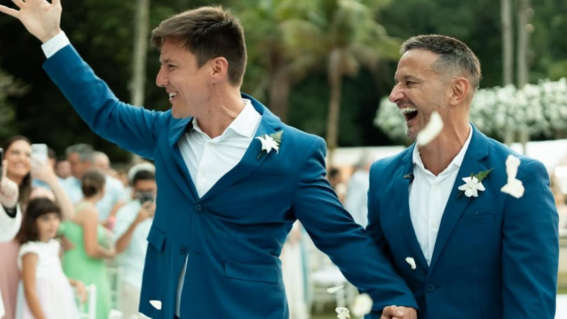 Ex-repórter da Globo se casa com diretor em cerimônia no Rio