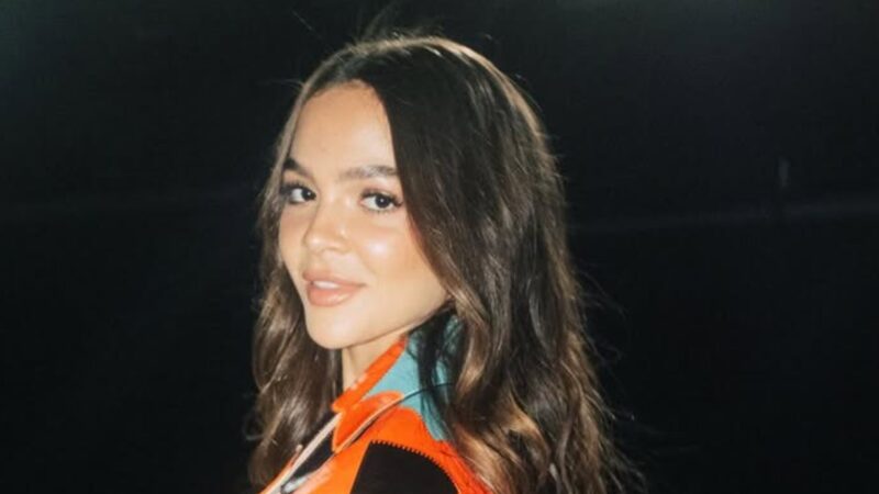 Exagerou? Mel Maia aposta em vestido dourado brilhante para desfile em Milão