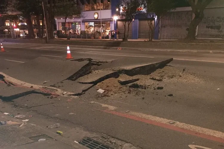 Explosão abre cratera na rua da Consolação, em São Paulo