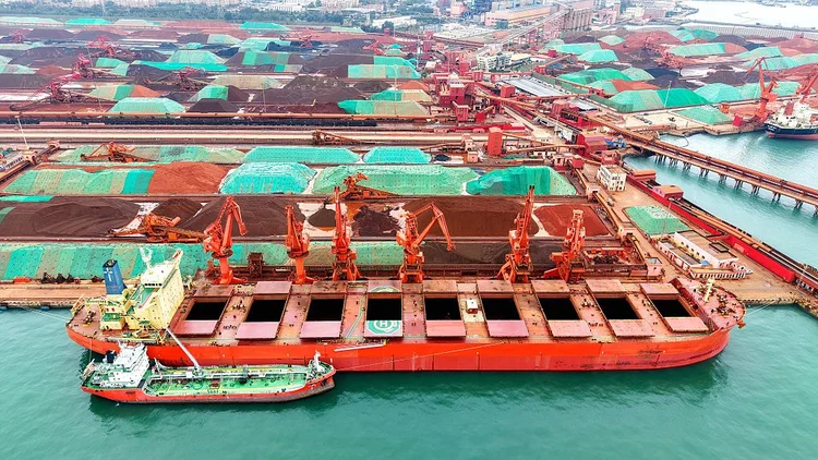 Exportações da China disparam 21,8% no início de 2026 e superam previsões