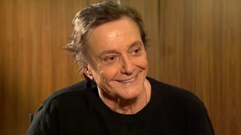 Fábio Jr. surge de roupão e web não perdoa: ‘Esse homem tem’