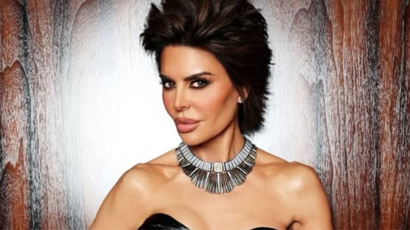 Famosa atriz é detonada por usar vestido com 5 kg de cabelos humanos; veja