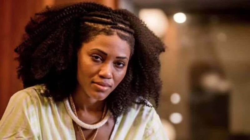 Famosa cantora revela a descoberta de um tumor de quase 20cm na perna