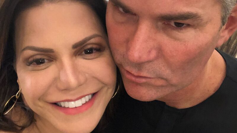 Famosa choca ao revelar gravidez aos 50 anos; veja