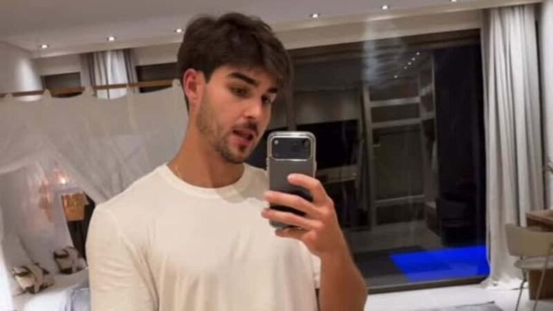 Famoso assume que já ‘pegou homens’ e que não namora mulher