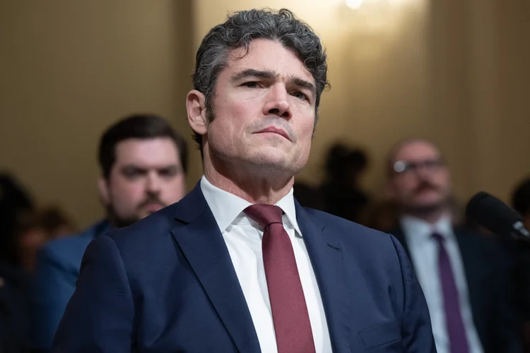 FBI investiga ex-chefe de contraterrorismo que se demitiu por guerra do Irã