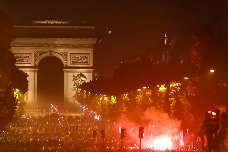 Festa do título do PSG termina com um morto, 416 presos e confrontos em Paris