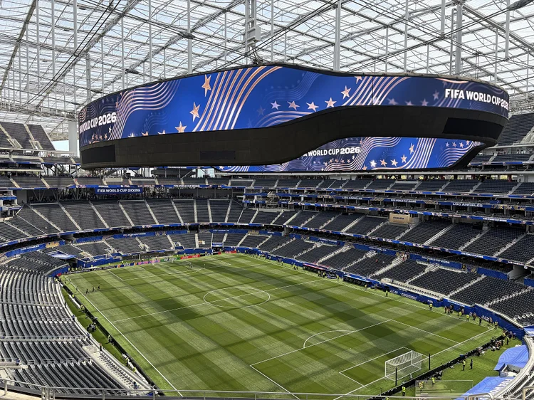 Fifa usa voluntários em setores VIP após críticas por cadeiras vazias na Copa do Mundo
