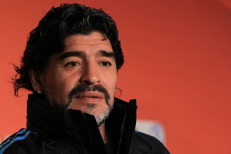 Filha de Diego Maradona acusa médicos do pai de manipulação