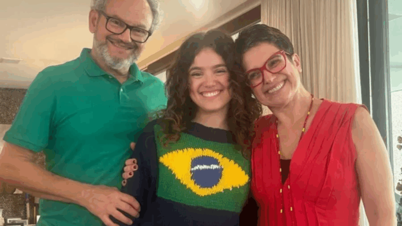 Filha de Sandra Annenberg faz declaração de amor para a namorada, atriz famosa