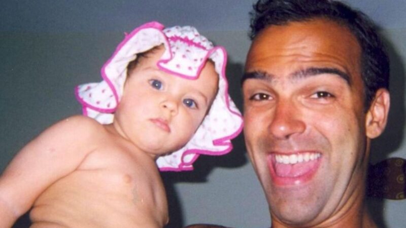 Filha de Tadeu Schmidt emociona com homenagem ao pai após morte de Oscar: ‘Gigante’