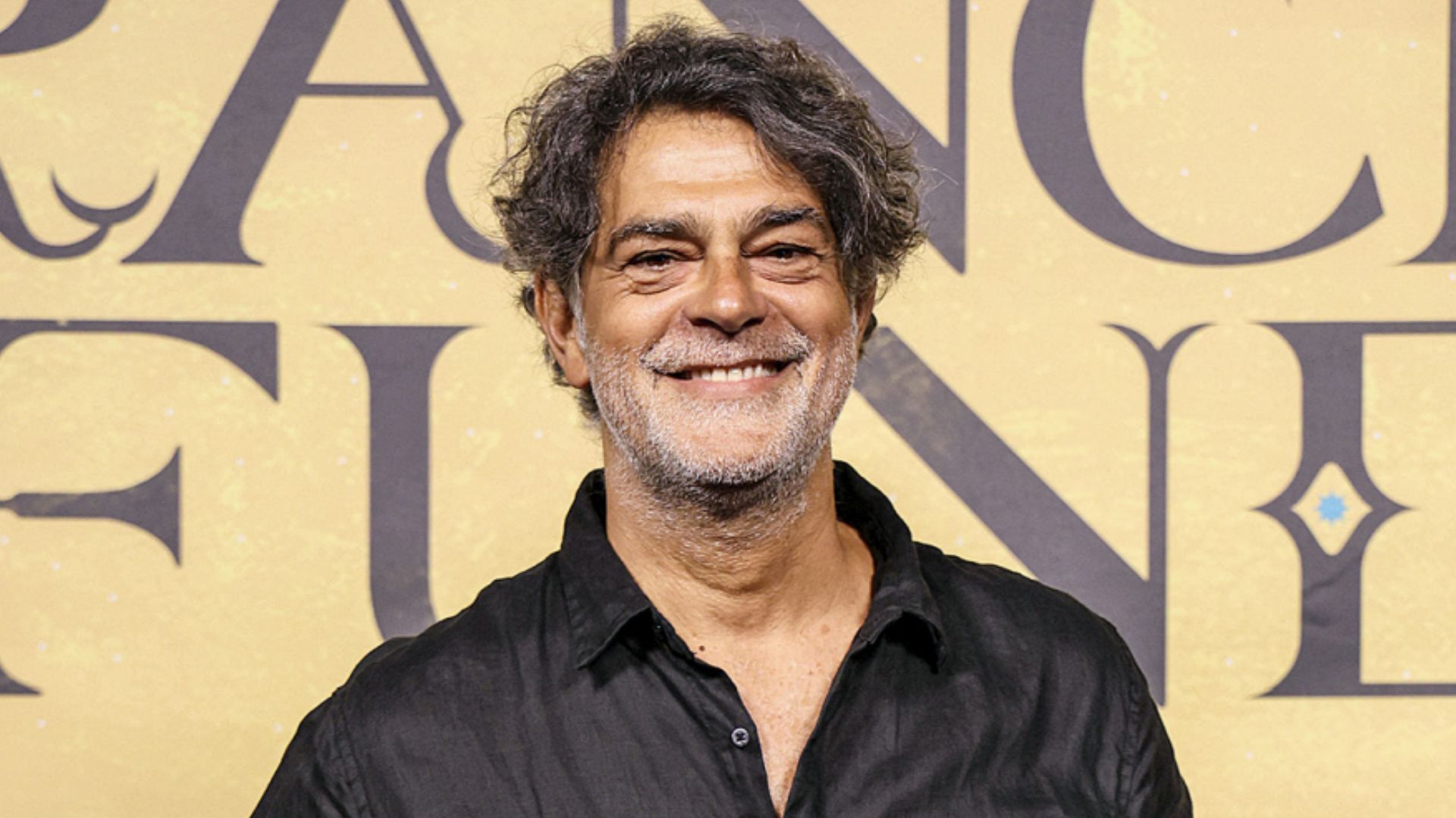 Filha gata de Eduardo Moscovis, de ‘Três Graças’, rouba a cena na praia