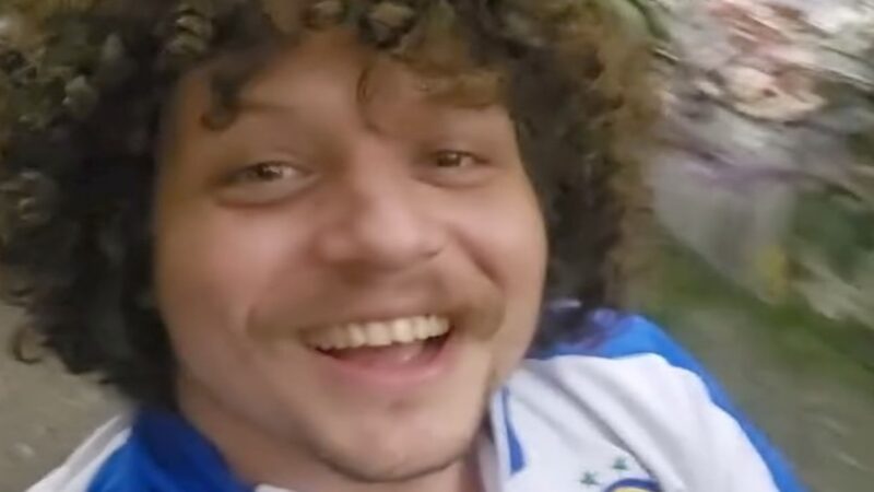 Filho de Cássia Eller comete gafe durante show e web reage: ‘Misericórdia’