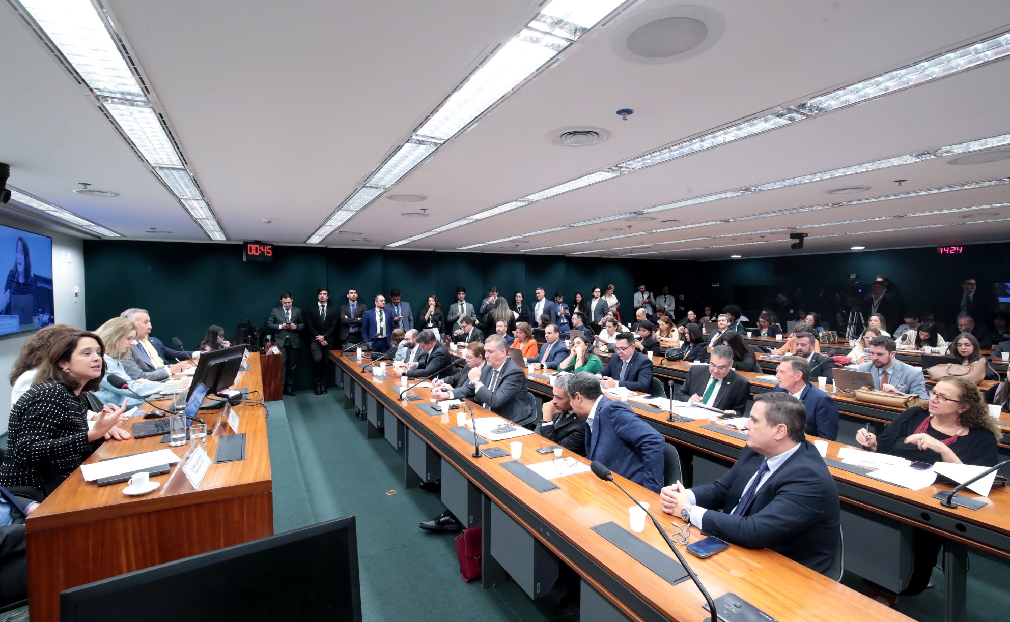 Fim da escala 6x1 deve ser votado nesta quarta em comissão da Câmara