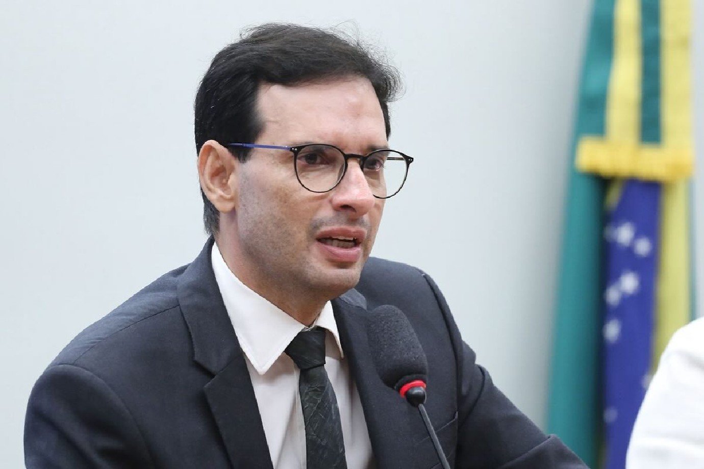 Fim da escala 6x1: relator diz que pretende votar PEC em plenário em 27 de maio