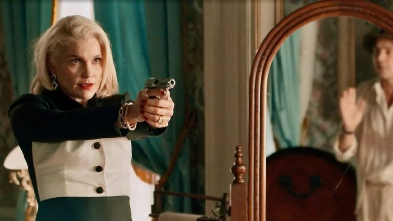 Final de ‘Êta Mundo Melhor!’: Sandra é denunciada, invade mansão e faz Candinho refém