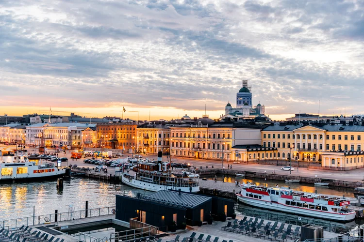 Finlândia lidera ranking de felicidade em 2026. Veja quais são os 10 países mais felizes do mundo