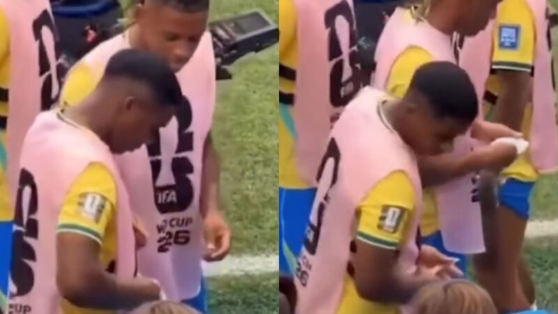Flagra de Endrick distribuindo chicletes de Ancelotti para jogadores vira meme: ‘Vai mofar no banco’