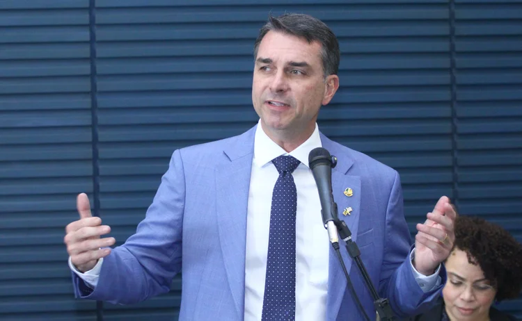 Flávio Bolsonaro critica Lula na Agrishow: ‘governo liberou pouco dinheiro’