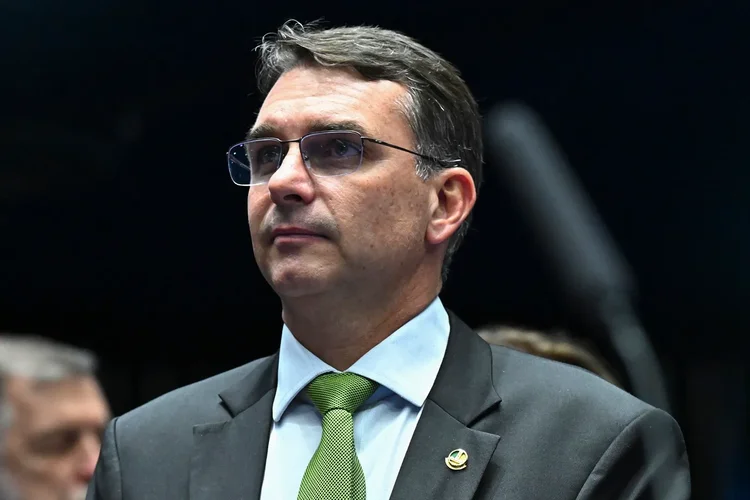 Flávio Bolsonaro cumpre agendas no Nordeste e Sul em giro de pré-campanha