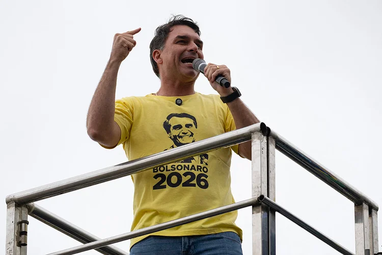 Flávio Bolsonaro diz que daria cargo ao pai se eleito presidente em 2026