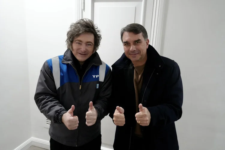 Flávio Bolsonaro se encontra com Milei na Argentina
