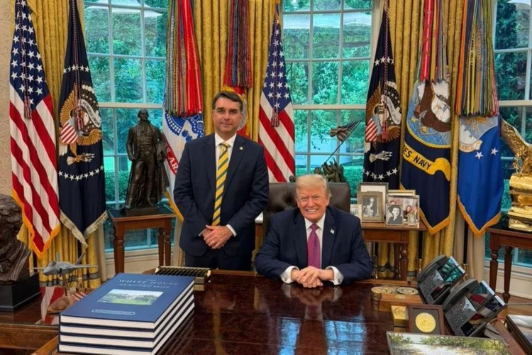 Flávio Bolsonaro se encontra com Trump na Casa Branca