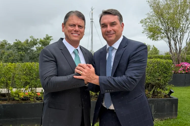 Flávio publica foto com Tarcísio e reforça aliança: 'vamos fazer história'