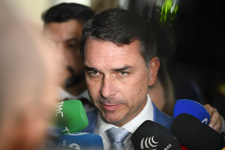 Flávio reduz pressão da direita com pauta de segurança após crise com Vorcaro