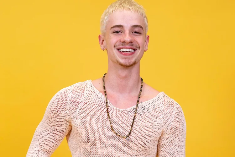 Fora do BBB 26, Juliano Floss aparece dançando sucesso do BTS