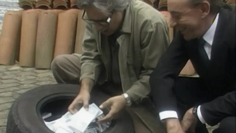 Fortuna secreta de Onofre aparece em carro importado e vira o jogo em ‘Rainha da Sucata’