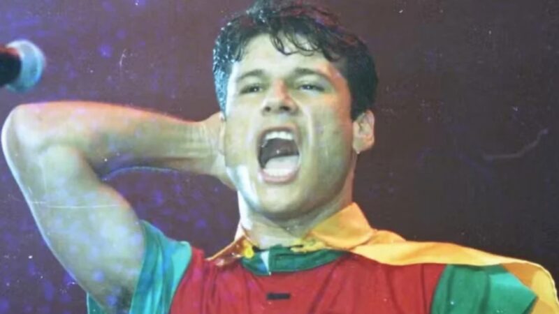 FOTOS: Jaqueta de Dinho, do Mamonas Assassinas, está intacta após 30 anos do enterro