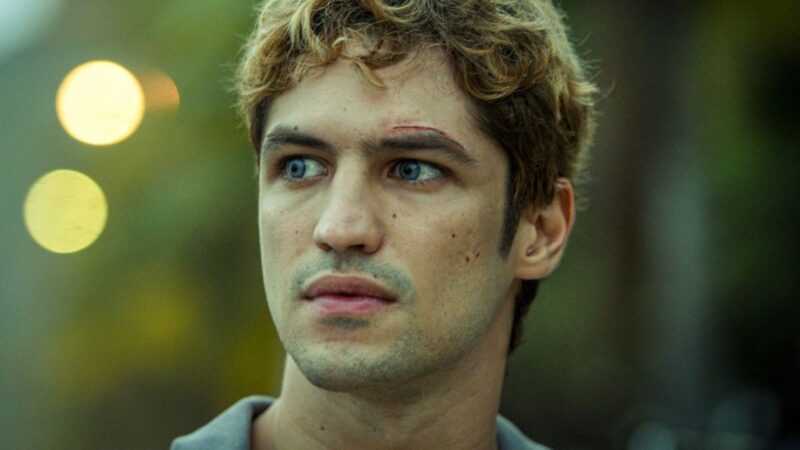 Gabriel Leone evita espelho por um mês para papel; diretor revela