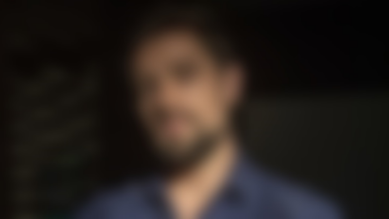 Galã da Globo revela desespero ao beijar atriz com bafo: ‘Bicho morto na boca’