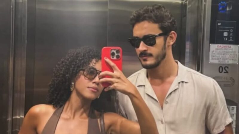 Galã de ‘Coração Acelerado’ se derrete em 1º Dia dos Namorados com colega de elenco