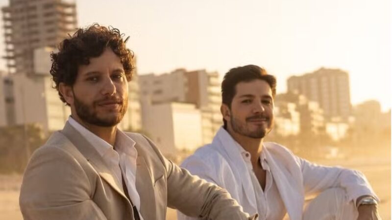 Galã de ‘Mania de Você’ surge em ensaio romântico com noivo e faz contagem regressiva para o casamento